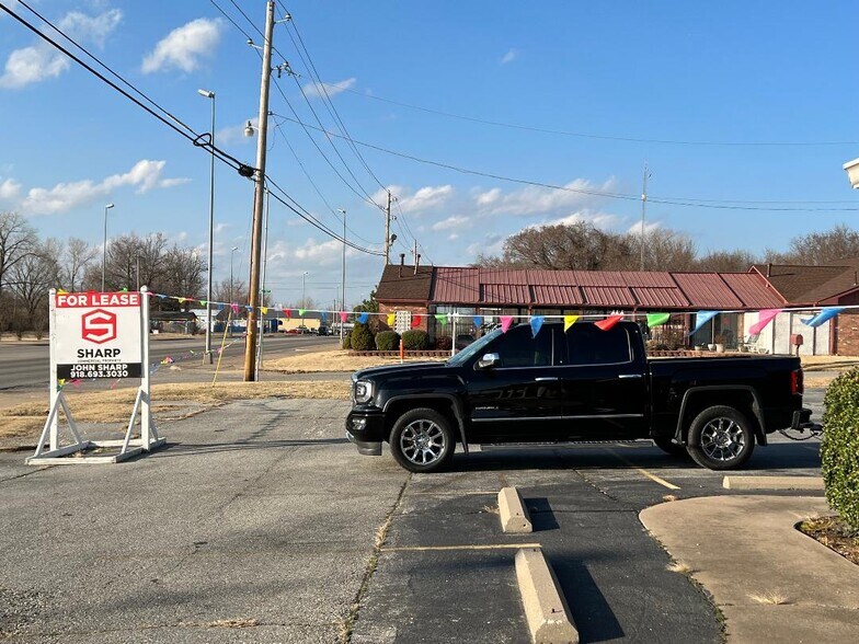 More Photos Of 10405 US Highway 59, Grove Medical For Lease