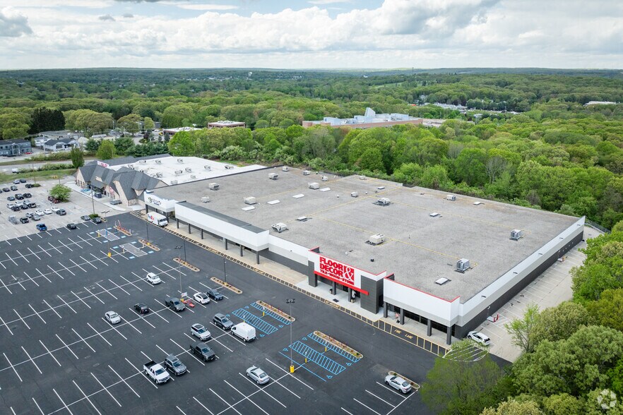 More Photos Of 300 Quaker Ln, Warwick General Retail For Sale