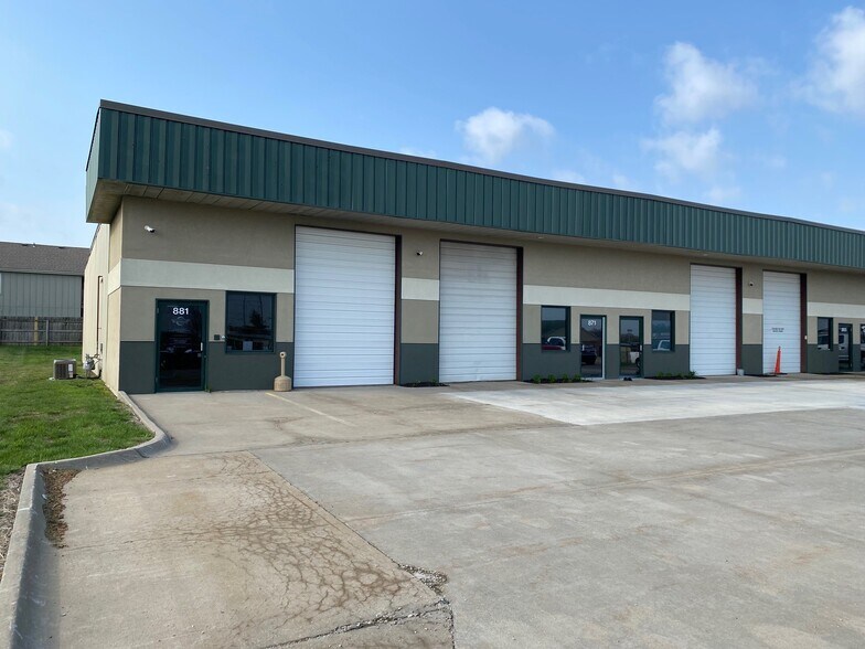 More Photos Of 841-881 E Warren St, Gardner Warehouse For Lease