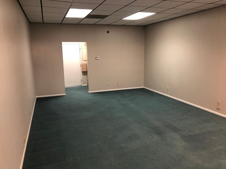 More Photos Of 825-865 S Frankwood Ave, Reedley Office For Lease