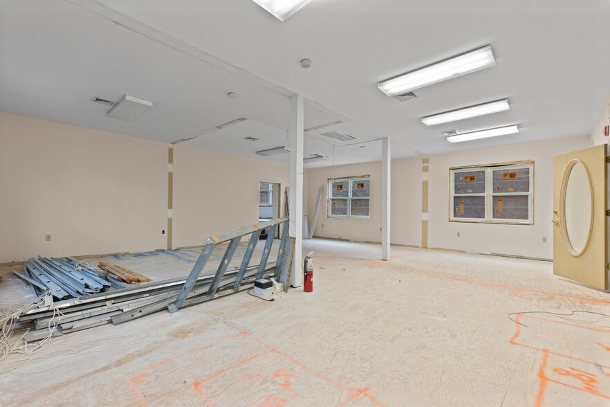 More Photos Of 15 Hamburg Tpke, Bloomingdale Office For Sale