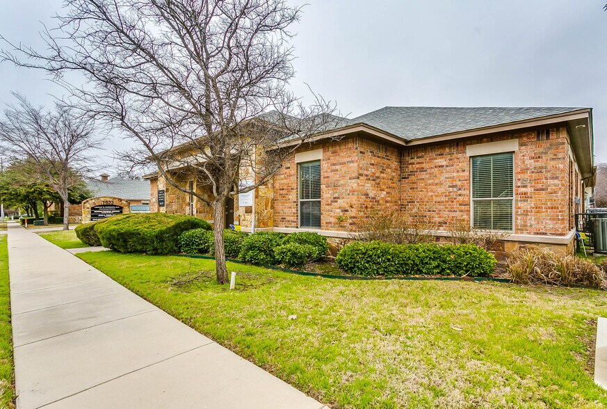 More Photos Of 7633 Bellaire Dr S, Fort Worth Medical For Sale