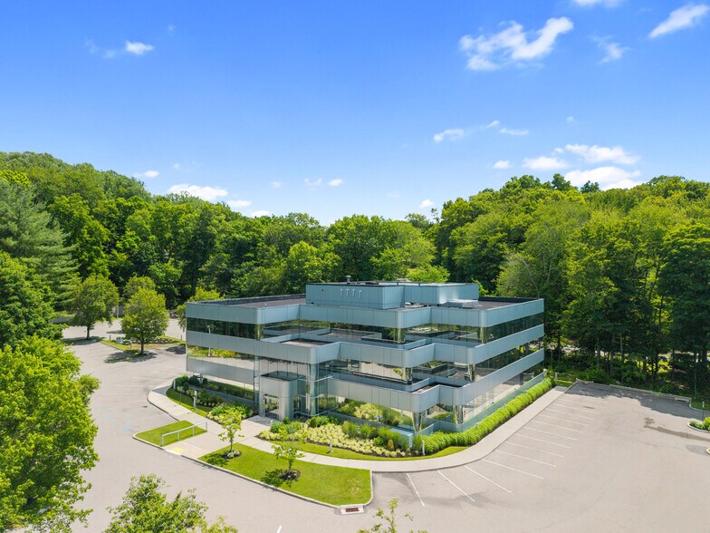 More Photos Of 118 N Bedford Rd, Mount Kisco Office For Lease
