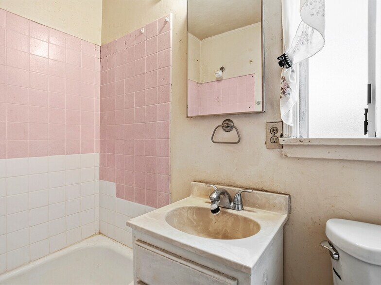 More Photos Of 1218 N Hollywood Way, Burbank Multifamily For Sale