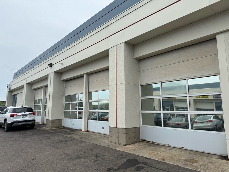 More Photos Of 3201 Highway 13 W, Burnsville Auto Repair For Lease