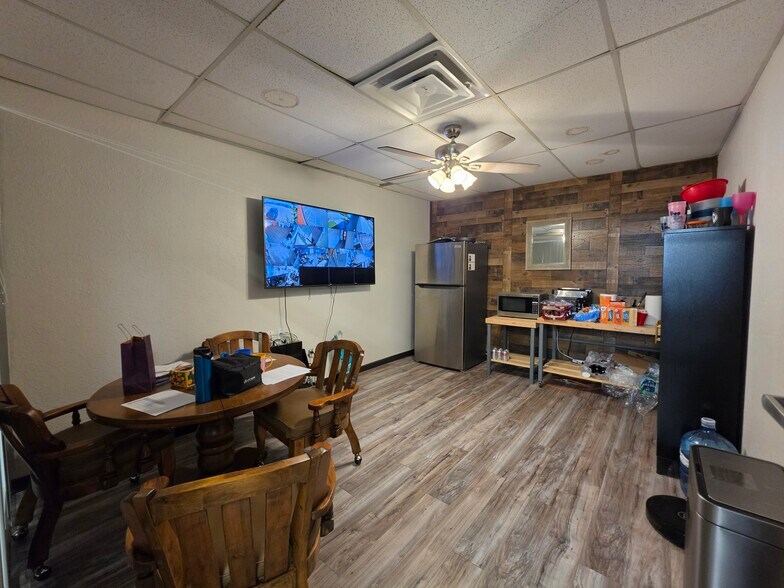 More Photos Of 6839 E 40th St, Tulsa Showroom For Sale