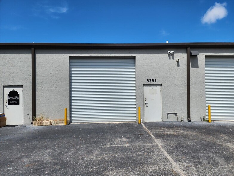 More Photos Of 5751 Houchin St, Naples Warehouse For Lease