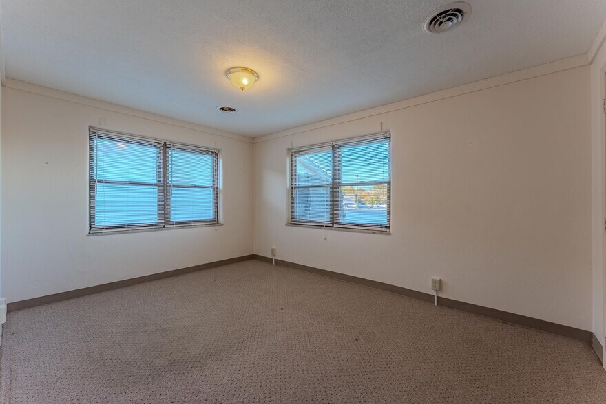 More Photos Of 508 N Broadway, Peru Office For Sale