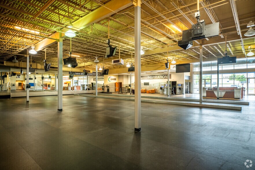 More Photos Of 12400 N Interstate 35, Austin Veterinarian Kennel For Sale