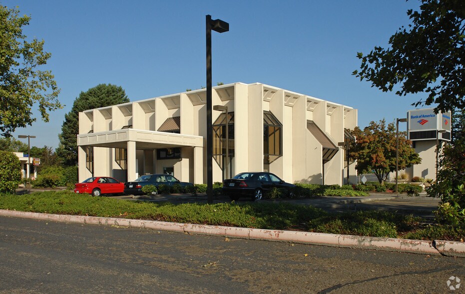 More Photos Of 10101 SW Washington Square Rd, Portland Bank For Lease