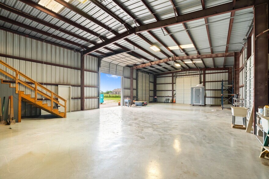 More Photos Of 2404 N US Highway 281, Alice Flex For Lease