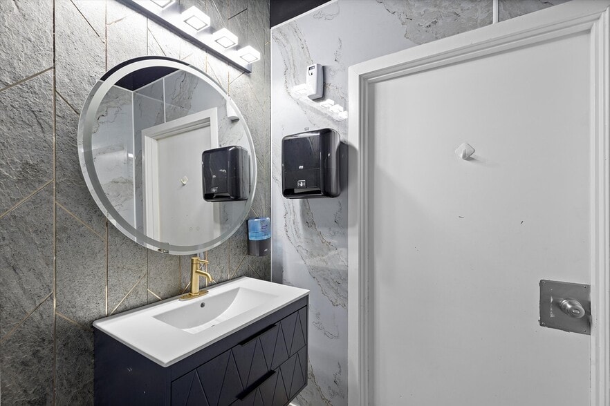 More Photos Of 1006 SW Coast Hwy, Newport Restaurant For Sale