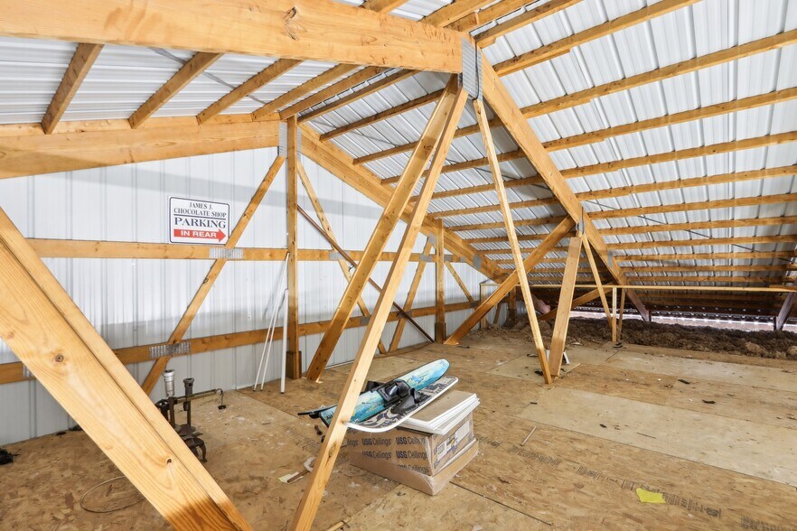 More Photos Of 680 Enterprise Dr, Lake Mills Freestanding For Lease