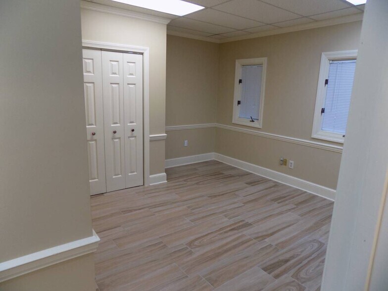 More Photos Of 200 Market Pl, Roswell Office Residential For Lease
