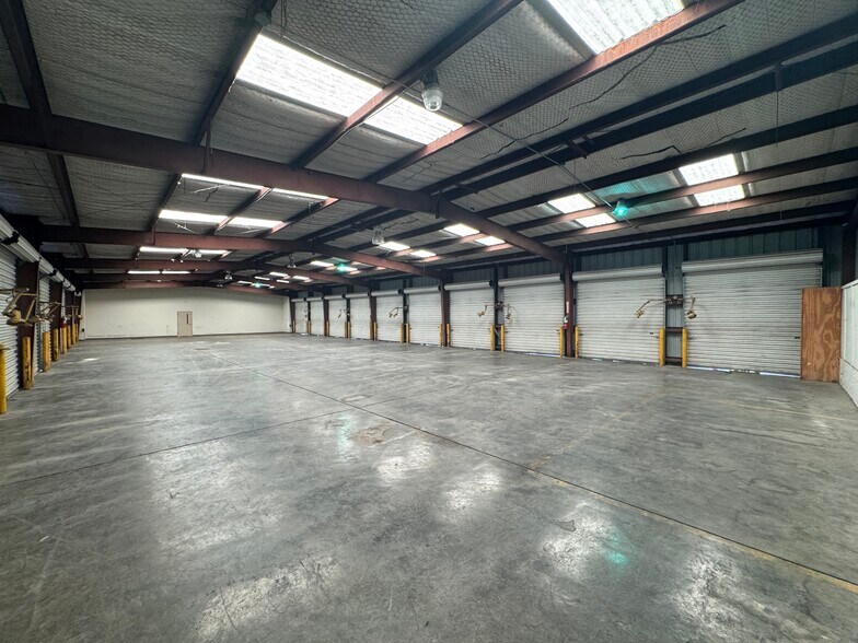 More Photos Of 7900 Greenwood Rd, Shreveport Warehouse For Lease