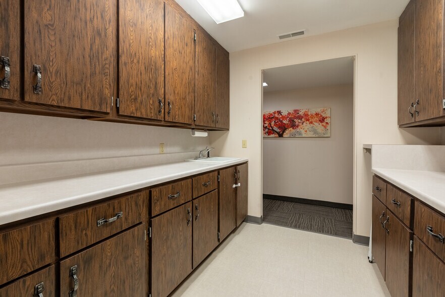 More Photos Of 808 W Prairie St, Marion Office For Sale