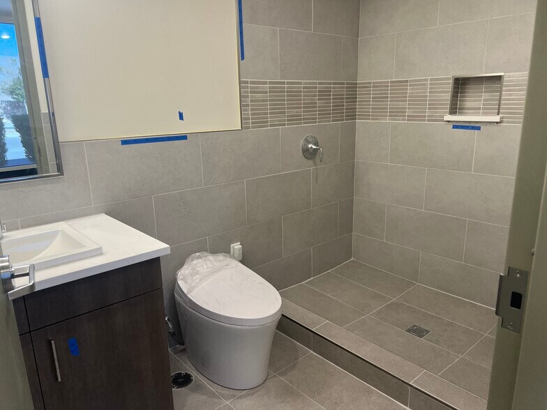 More Photos Of 6301 Northern Pass Dr, El Paso Office For Sale