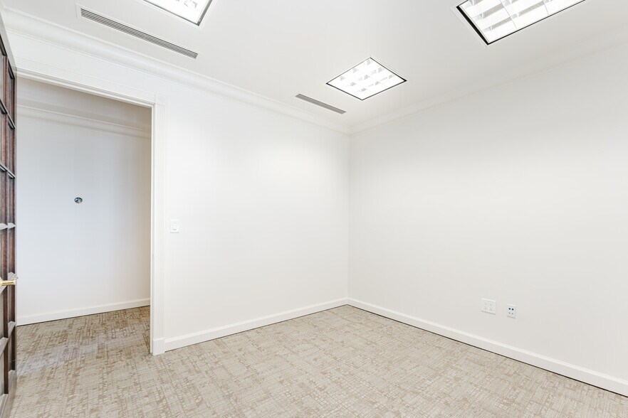 More Photos Of 420 Royal Palm Way, Palm Beach Office For Lease