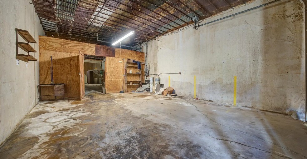 More Photos Of 1605 E Avenue A, Hooks Warehouse For Sale