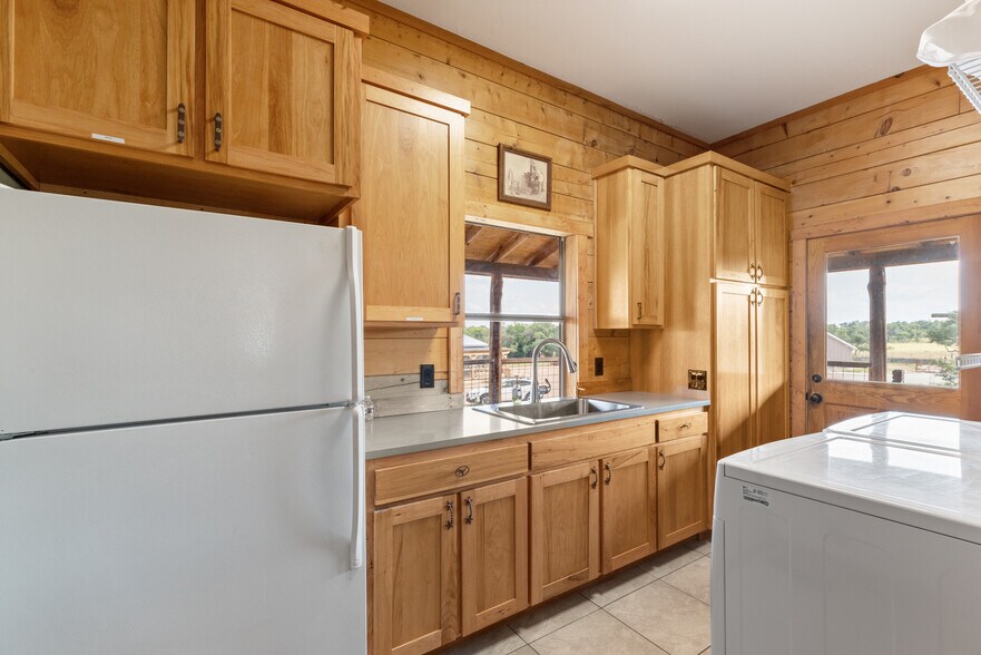 More Photos Of 3607 Lone Man Mountain Rd, Wimberley Hotel For Sale