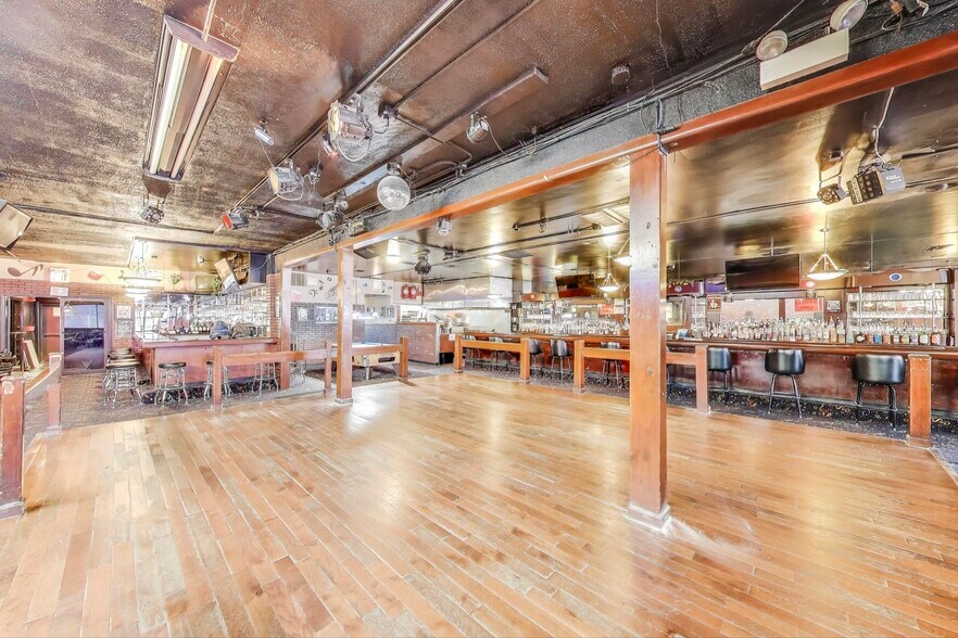 More Photos Of 1715 W Roosevelt Rd, Broadview General Retail For Lease