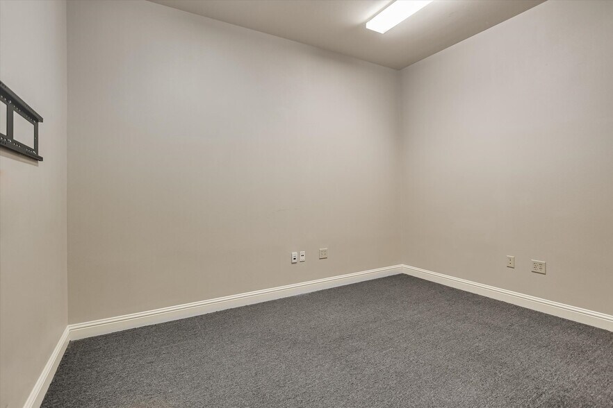 More Photos Of 13284 Pond Springs Rd, Austin Office For Sale