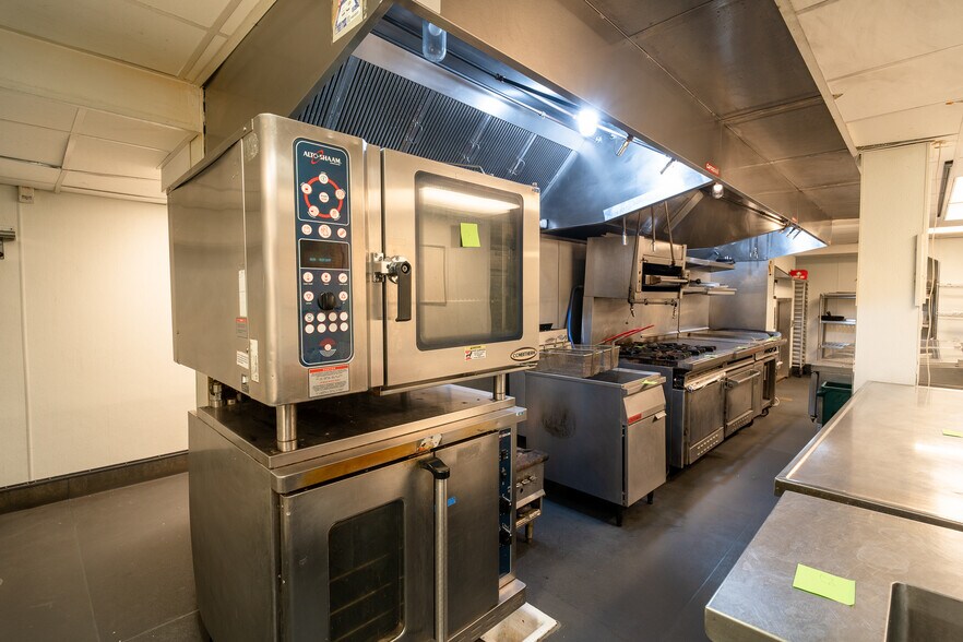 More Photos Of 80 N 6th St, Brooklyn General Retail For Lease