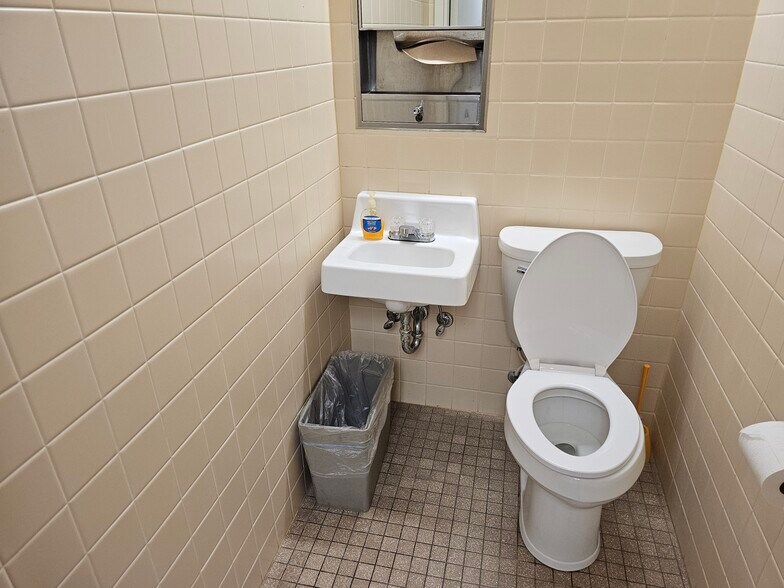 More Photos Of 97 S 4th St, Ishpeming Office For Lease