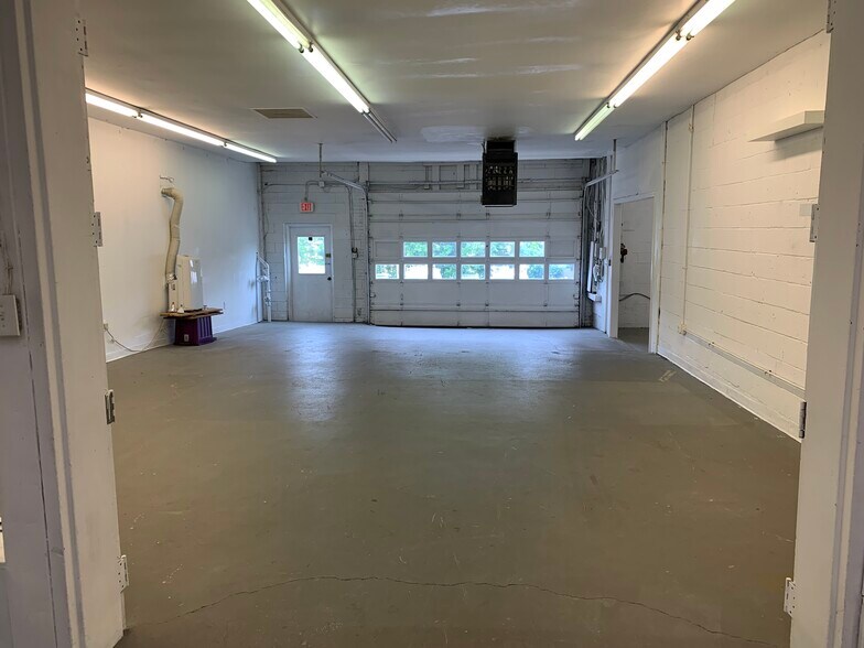 More Photos Of 318 Dominion Rd NE, Vienna Service For Lease