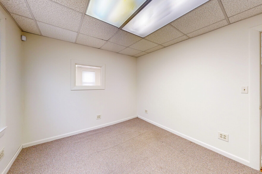 More Photos Of 17 Lark Ave, Saugus Office For Lease