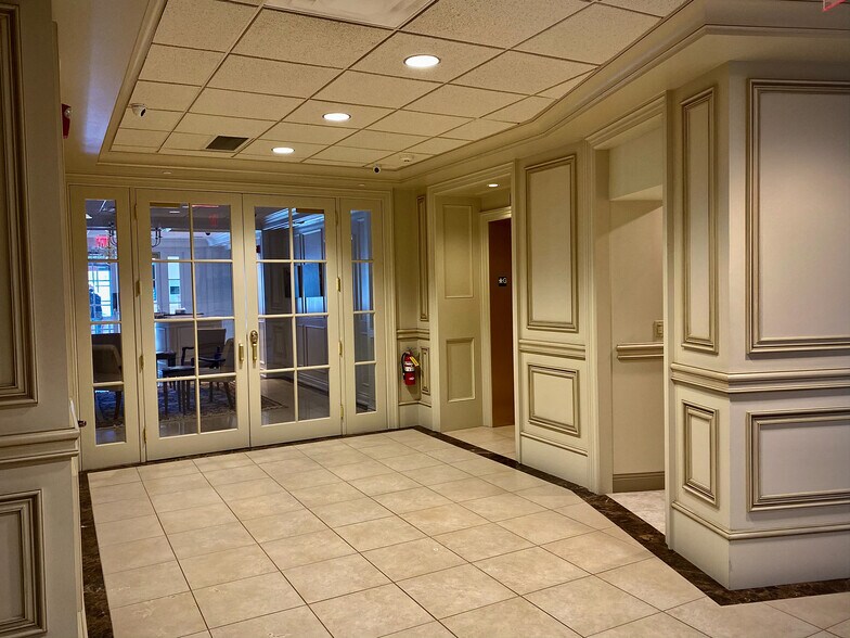 More Photos Of 63 Kercheval Ave, Grosse Pointe Farms Office For Lease