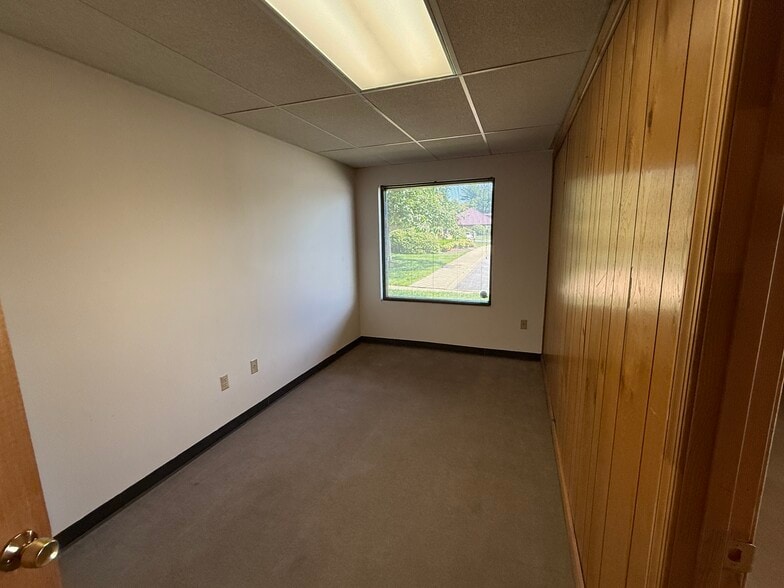 More Photos Of 403 Chatham Sq, Fredericksburg Office For Sale