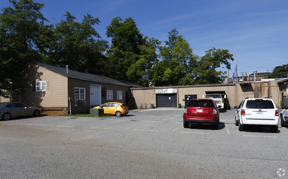 More Photos Of 1021 S Main St, Greenville Freestanding For Lease