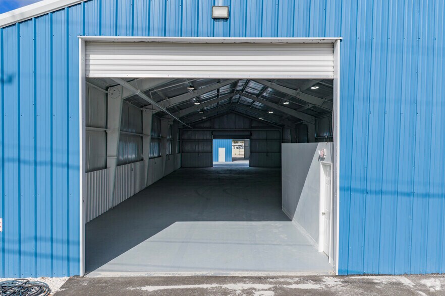 More Photos Of 120 Pinckney St, Oldsmar Warehouse For Lease