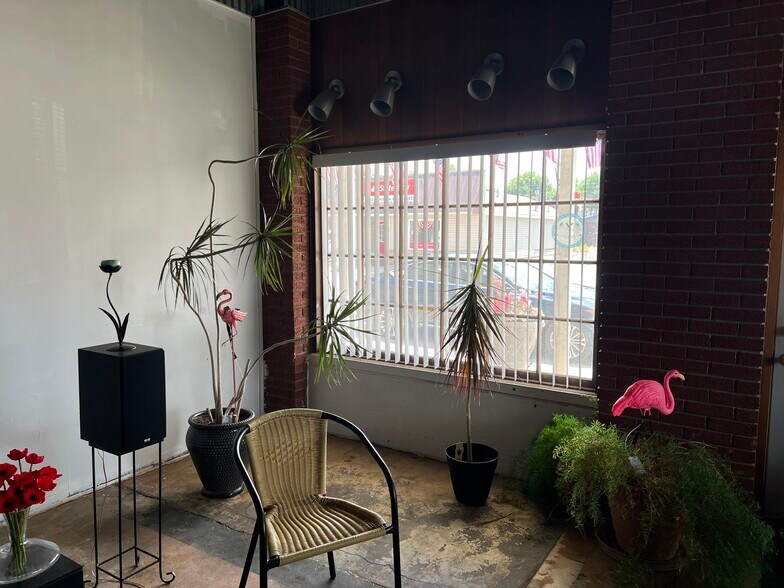 More Photos Of 300 E Broadway Blvd, Johnston City Specialty For Sale