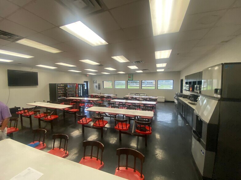 More Photos Of 695 Tower Dr, Kennedale Distribution For Lease