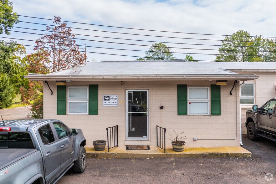 More Photos Of 102 W 7th Ave, Trappe Flex For Sale