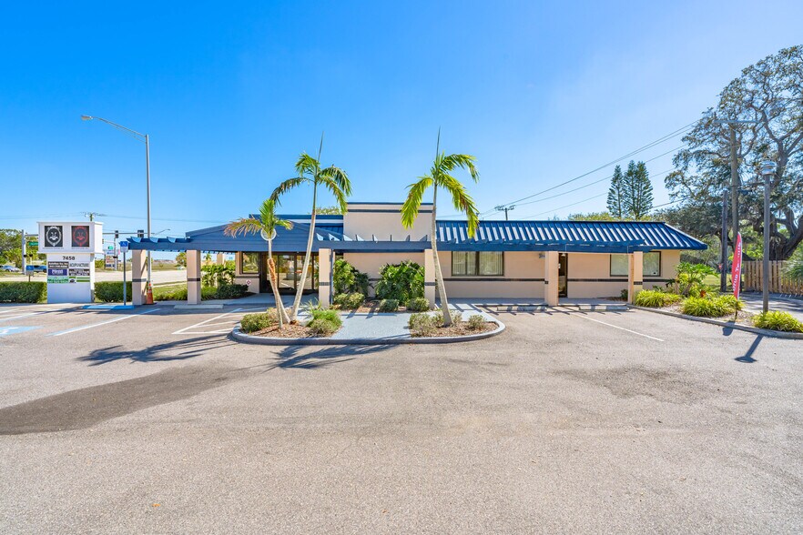 More Photos Of 7458 N Tamiami Trl, Sarasota Medical For Sale