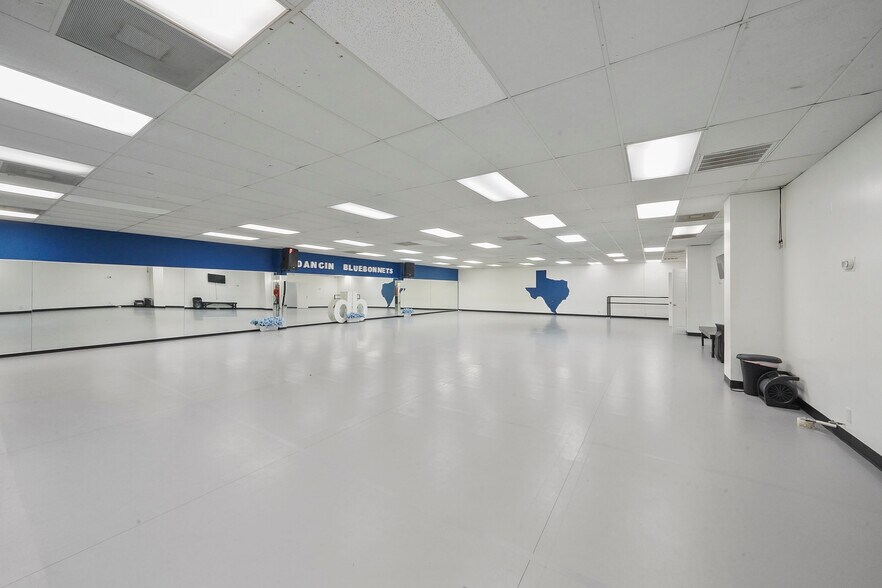 More Photos Of 25020 Oakhurst Dr, Spring Warehouse For Sale