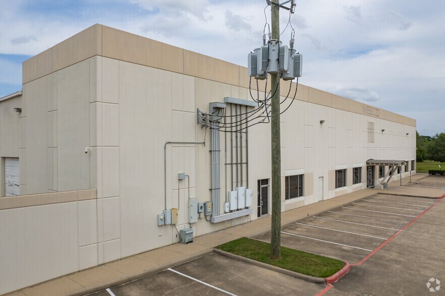 More Photos Of 7049 Brookhollow West Dr, Houston Distribution For Lease
