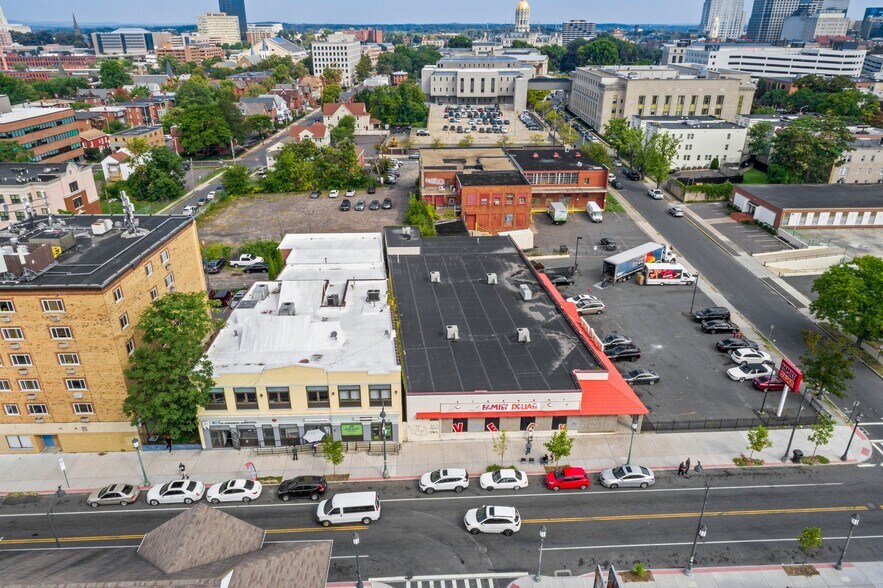 More Photos Of 454-456 Park St, Hartford Showroom For Lease