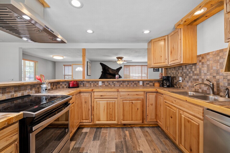 More Photos Of 914 W US Highway 30, Kimball Specialty For Sale