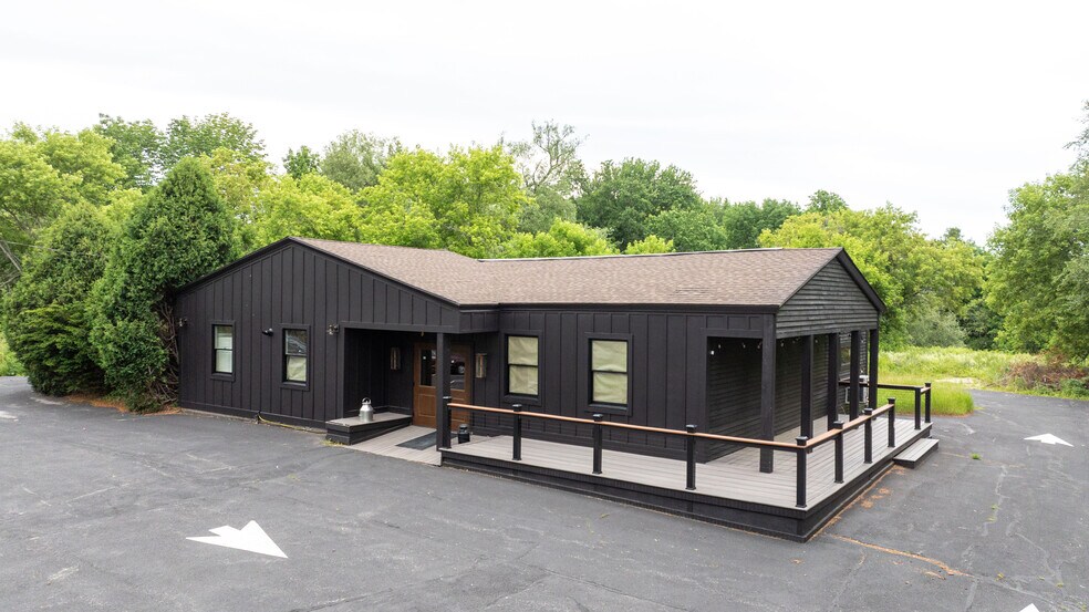 Primary Photo Of 137 Longwoods Rd, Cumberland Restaurant For Lease