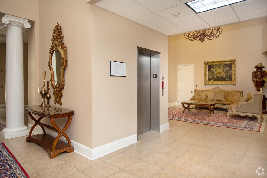 More Photos Of 4702-4708 Capital Cir NW, Tallahassee Manufacturing For Sale
