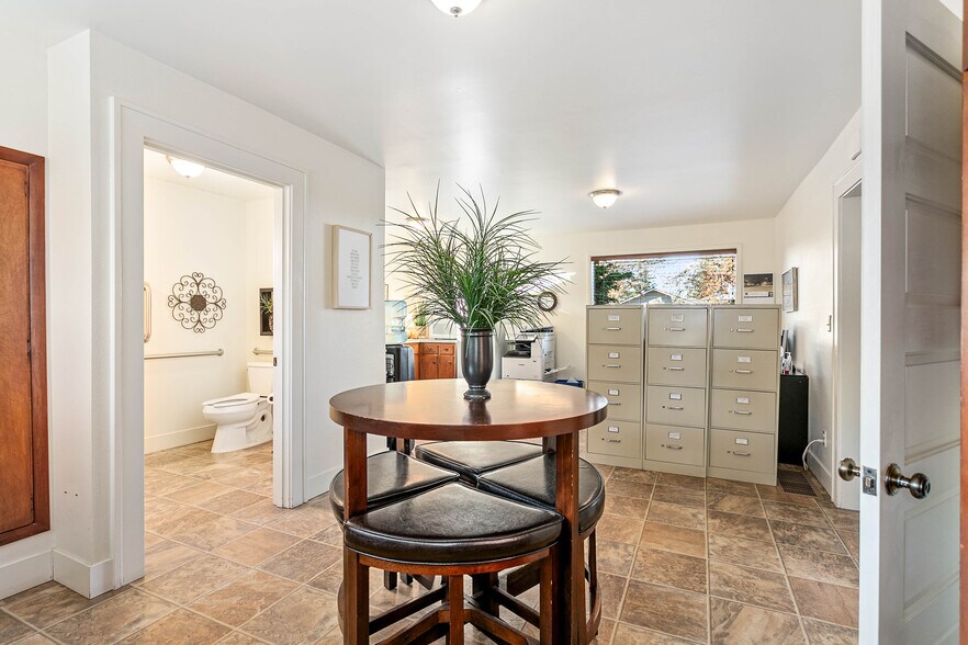 More Photos Of 709 Grover St, Lynden Office For Sale