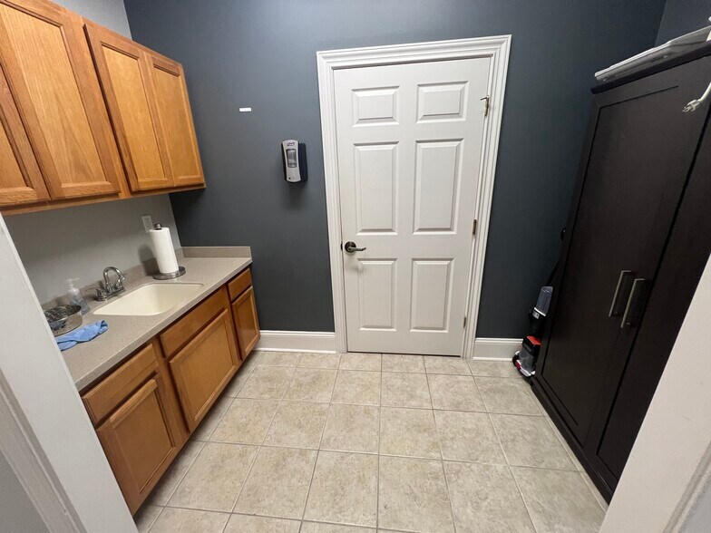 More Photos Of 9310 Old Kings Rd S, Jacksonville Office For Lease