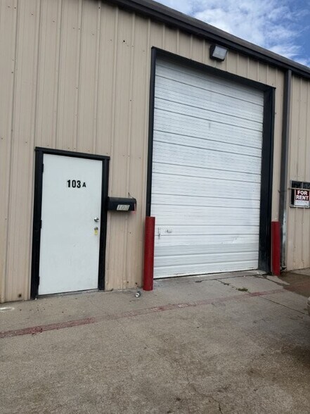 More Photos Of 410-412 Elwood Rd, Irving Warehouse For Lease