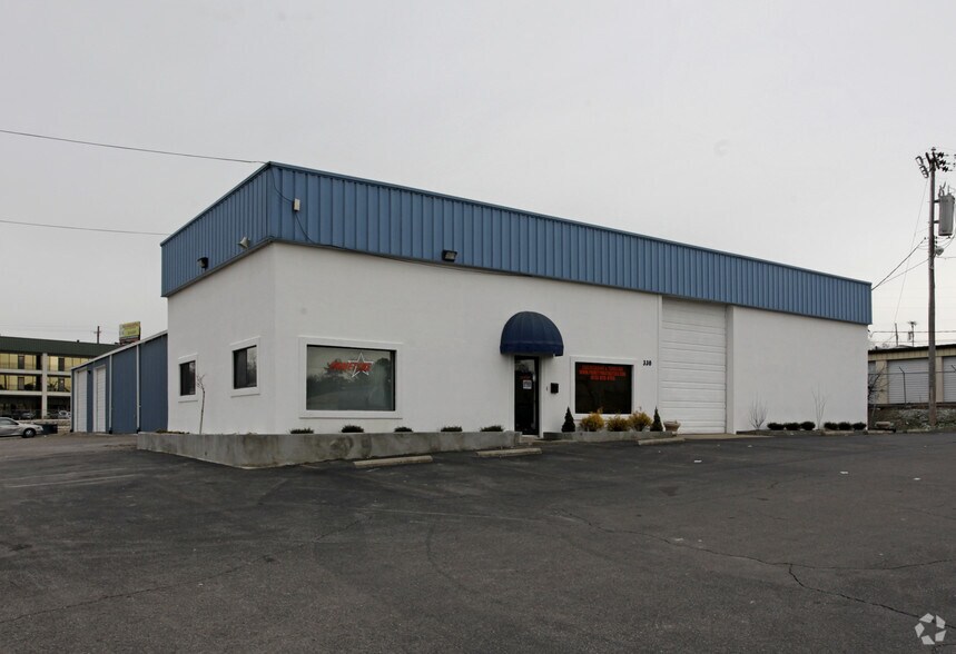 More Photos Of 330 Rockland Rd, Hendersonville Warehouse For Sale