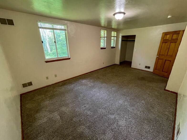 More Photos Of 6801 McKinley Ct, Clairton Apartments For Sale