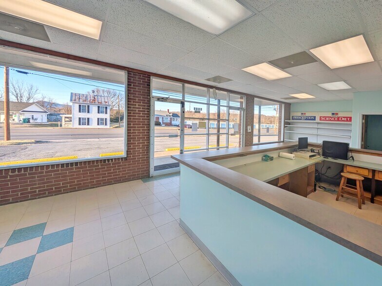 More Photos Of 1208 E Main St, Luray Flex For Sale